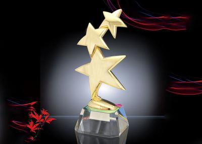 Китай Чашка трофея звезды металла изготовленная на заказ, сияющим награда покрытая золотом придает форму чашки трофеи продается