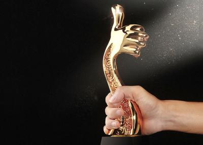 Китай Трофеи смолы материальные для наград школы, награды формы большого пальца руки придают форму чашки трофеи продается