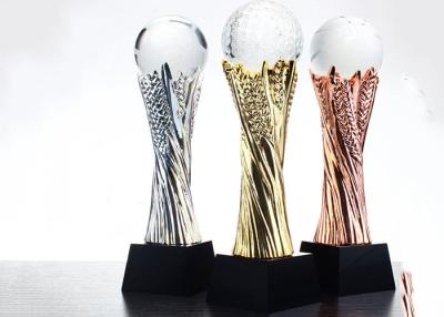 China Taza de encargo del trofeo de la resina con la bola de cristal para el extremo del fútbol - premio del año en venta