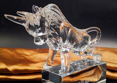 Chine Les figurines animales de vache en cristal modèlent pour le bureau/décorations à la maison à vendre