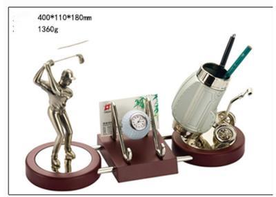 Chine Fonctionnel multi de golf de tasse basse boisée de trophée avec le conteneur et l'horloge de stylo à vendre
