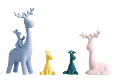 China La decoración de la resina del hogar/del hotel hace forma de los ciervos a mano de la resina sobre la familia animal en venta