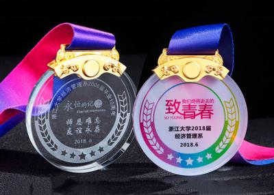 China Studenten-kundenspezifische Sport-Medaillen-Strahlenen-Kristalltexte mit Farbdruck-Band zu verkaufen