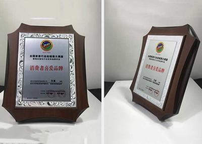 China Metal Plate Middle Wooden Shield Plaque As Souvenirs Awards In Company Activity for sale