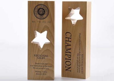 China Grabado de la taza del trofeo/premios de encargo de madera del diseño de la estrella del logotipo de Lasing para el personal en venta