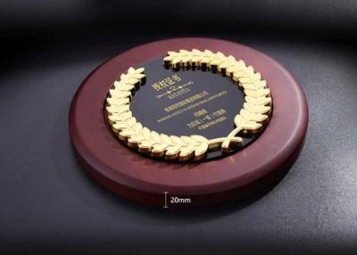 China A concessão redonda coloca troféus, logotipo gravado 3d personalizado madeira do copo do troféu da noz à venda