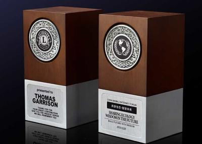 China As chapas de madeira baixas de alumínio 3D da concessão personalizaram lembranças do logotipo para a empresa à venda