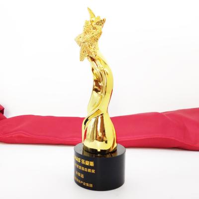 China o copo do troféu do ouro do OEM da concessão da estrela da parte superior da resina personalizou Logo Texts à venda