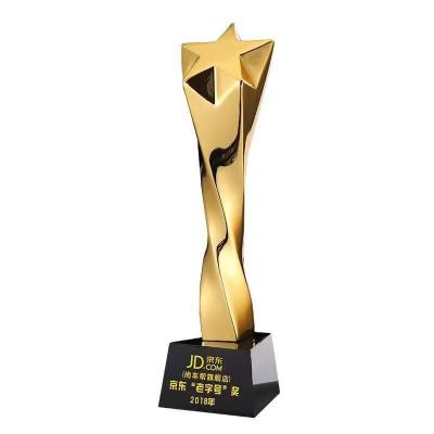China Competition Awards height 11 inch Resin Trophy Cup WIth Star en venta