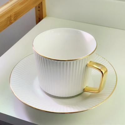 China El estilo europeo rayó el juego de té de cerámica de la tarde de la taza de café con sistema de cerámica de los platillos de las tazas de té del café de la cuchara y del platillo en venta