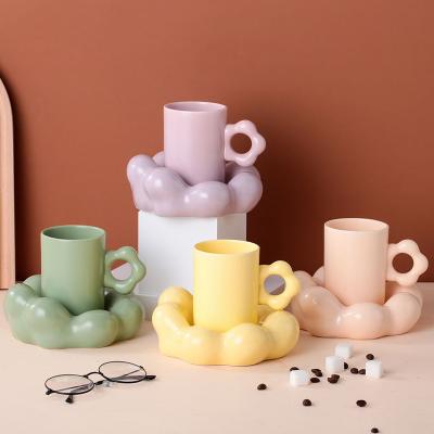 中国 無光沢の北欧の陶磁器のカプチーノのコップ、花は陶磁器陶器のコーヒー・マグを形づける 販売のため