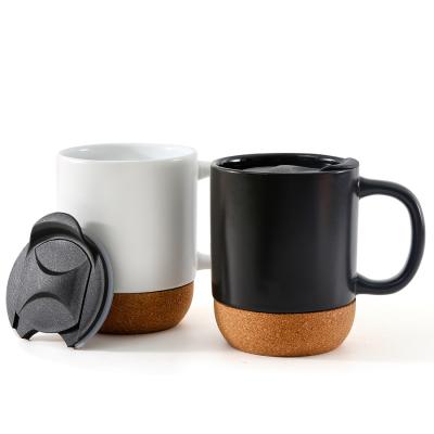 China Las tazas blancas negras mates del viaje de la cerámica tapan las tazas de café con corcho de cerámica de la porcelana adaptable inferior con la tapa y la manija en venta