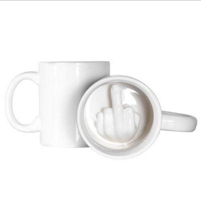 China P195 populares encima los suyos las tazas divertidas del dedo medio de la taza de café 350ml y 3D diseñan las tazas de cerámica para la leche del té del café en venta
