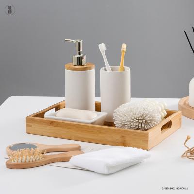 中国 Embossed Ceramic Bathroom Accessories Set Luxury Golden Custom Design 販売のため