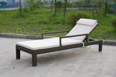 China Swimming Pool Rattan Sun Lounger With All Weather Waterproof Cane for sale