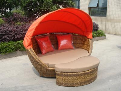 中国 建物のバルコニーのテーブルが付いている防水屋外の藤の寝台兼用の長椅子 販売のため
