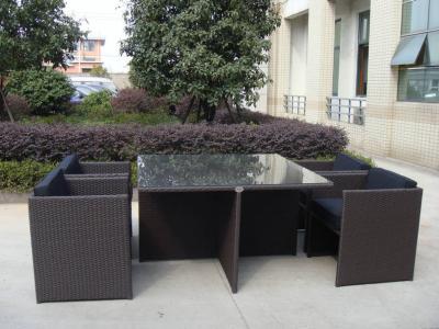 Chine le cube en rotin 5pcs place le sofa en osier extérieur réglé avec la table carrée à vendre