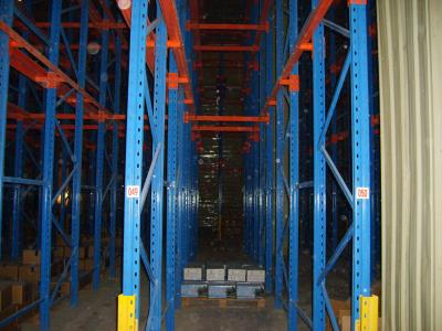 China Q235 / Unidad de almacenamiento de 345 Warehouse en la impulsión del tormento de la plataforma a través de los estantes para la cámara fría en venta