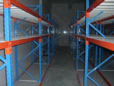 中国 Q235Bのスーパーマーケットおよび産業倉庫のための物質的な中型の義務の棚付け 販売のため