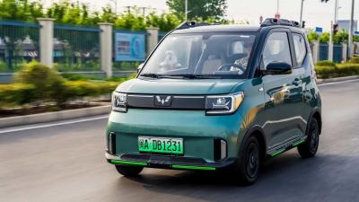 China Wuling Game Boy Small 3 Door Cars 120km 2 Box 4 Seater Electric Car for sale