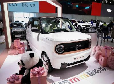 China Carro com porta traseira New Energy elétrico 120km NEDC dos assentos dos carros 4 de Geely Panda Mini EV à venda
