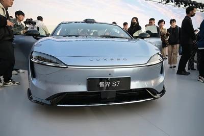 中国 2024 New Chery Huawei LUXEED S7 2024 Luxury Electric Sedan LUXEED S7 with 12.4kw/h comsumption self parking ev car 販売のため