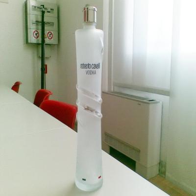 China alta Roberto Cavalli Vodka Bottle Vacuum capa de la metalización de 330m m en venta