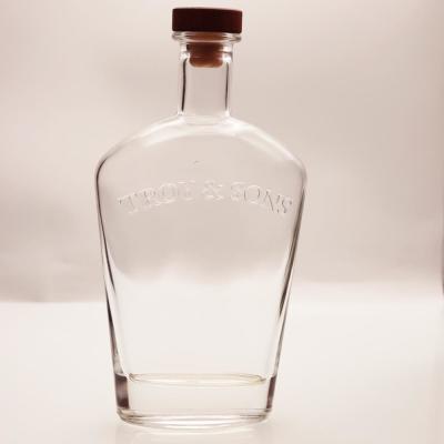 Chine La bouteille en verre d'esprit de Cork Sealing Tory Sons 500ML a gravé la surface en refief de décalque à vendre