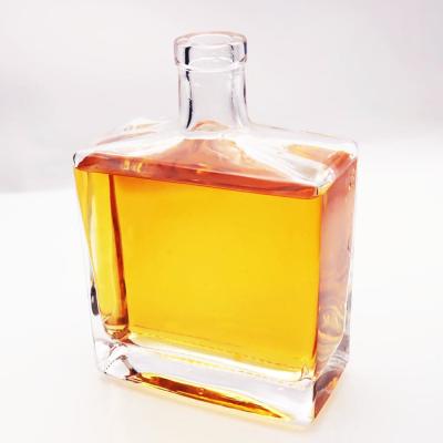 China Diámetro interior Dia Rectangular de la botella de cristal 700ml 21.5m m del whisky del pedernal 1200g en venta