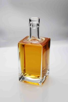 China pintura de cristal de la etiqueta de Champagne Cubic Clear Glass Bottle de la VODKA de la botella del alcohol 0.7L en venta