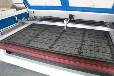 China 30m/Min 80W-180W Auto feed Fabrics CO2 Laser Cutting Machine Laser Engraver for sale