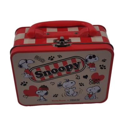 Chine Petit Tin Can Lunch Box With Snoopy adapté aux besoins du client a gravé l'emballage en refief de sucrerie de couvercle à vendre