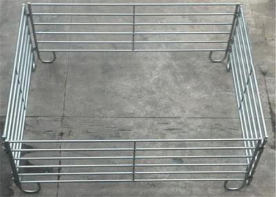Chine Le bétail de précision Metal le style de rail de la barrière 5 de champ de garde de ferme de panneaux de barrière à vendre