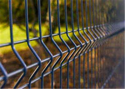 中国 プラスチック上塗を施してある三角の曲がる庭の塀の金網の保証5X10 Cmサイズ 販売のため