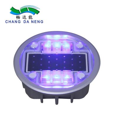 Chine Le goujon solaire de route de marqueur de voie d'avertissement de LED allume l'alliage d'aluminium IP68 imperméable à vendre