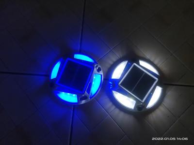 Chine Le quai solaire d'oeil de chat IP67 allume les goujons solaires d'escalier de plate-forme de lampe de sol LED de lampadaire LED à vendre