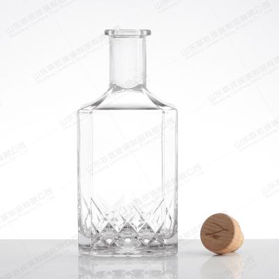 China Logotipo del cliente aceptable 500 ml de vidrio claro Brandy XO Liquor Botella de vino con corcho en venta