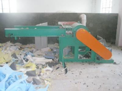 China A máquina de corte do esmagamento da espuma da eficiência elevada para enchimentos descansa/sofá/brinquedos à venda