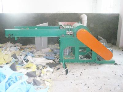Cina Piccola schiuma che schiaccia la trinciatrice a macchina della schiuma per la schiuma dello spreco di schiacciamento nei pezzi in vendita
