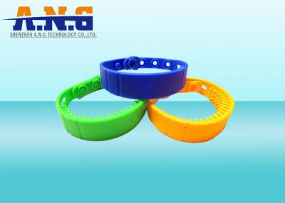Chine Logo adapté aux besoins du client par silicone réinscriptible de bracelets de NFC Rfid d'ISO14443A à vendre