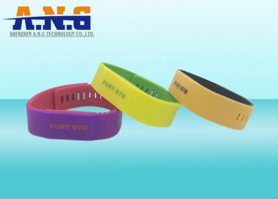 Chine Bracelets imperméables du silicone RFID et bracelets de RFID pour sans argent et le contrôle d'accès à vendre