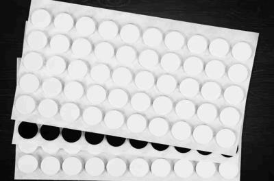 China Pequeñas almohadillas adhesivas de cinta de espuma de doble cara resistentes a los rayos UV a prueba de agua en venta