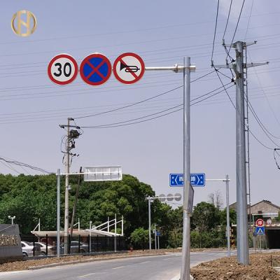 China La señal de tráfico octagonal poste de la forma galvanizó el poste de acero de la señal de tráfico en venta