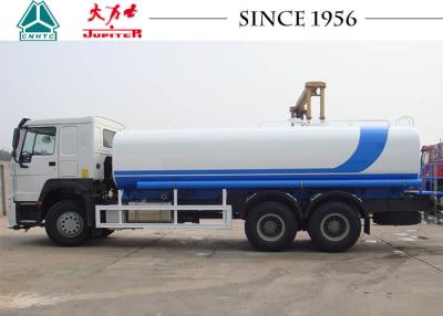 China Camión de la regadera de la conducción a la derecha SINOTRUK HOWO 20CBM 6X4 en venta