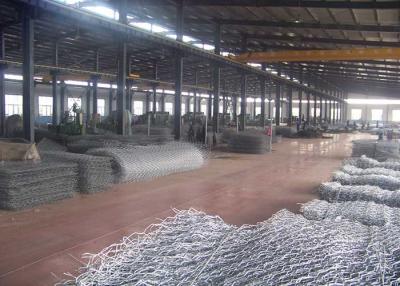 China Galvanisierter 60x80mm gesponnener Stahldraht Gabions-Wand-Zaun zu verkaufen