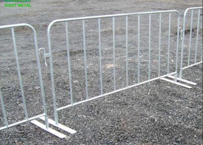 China 8.5 Ft Hot Dipped Queue Steel Crowd Control Barrier Fence With Flat Bases for sale