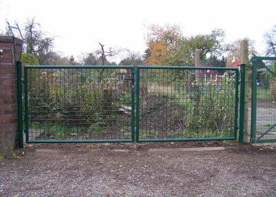 China 50x200mm Hole Metal Garden Fence Gate Pvc Coated Metal Frame Welded Wire Mesh for sale