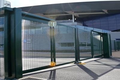中国 金属の塀のゲート ポリ塩化ビニールを滑らせる緑色Rol6005は溶接された金網に塗った 販売のため