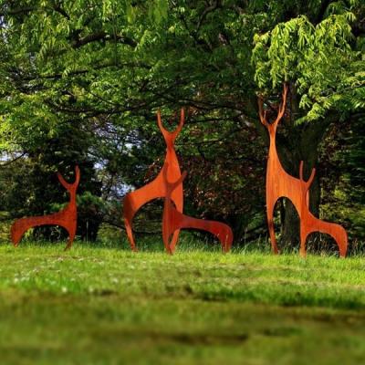 Cina Scultura d'acciaio dei cervi di Rusty Metal Garden Ornaments Corten di progettazione contemporanea in vendita