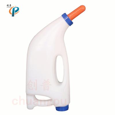 China 4000ml Calf Feeding Bottle With Handle , Calf Bottles Colostrum Feeding Equipment With Nipples for sale